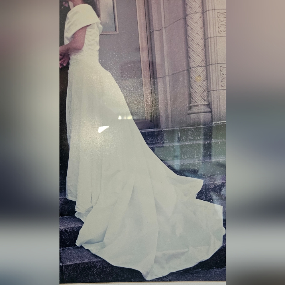 Vintage 1990s 70 inch train wedding dress, beautiful condition.